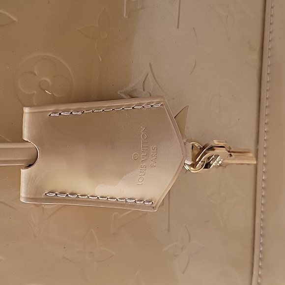 Louis Vuitton Vernis ALMA Tote - Picture 4 of 13